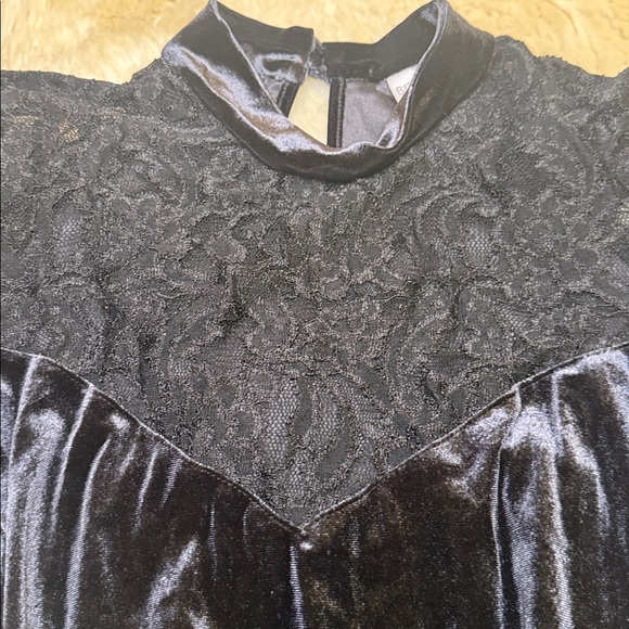 Bisou Bisou Black and Gray Lace Top - Picture 2 of 6